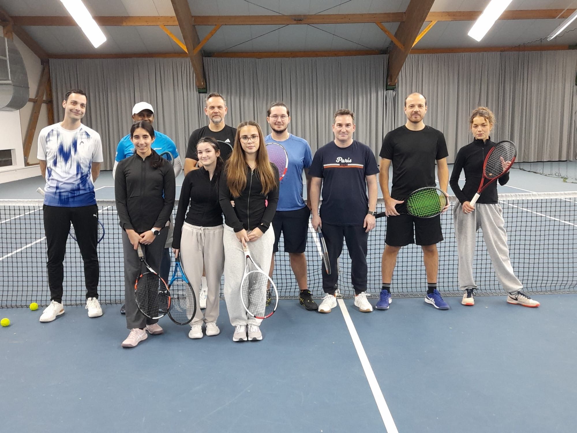 Gruppe von Tennisspielern in einer Halle