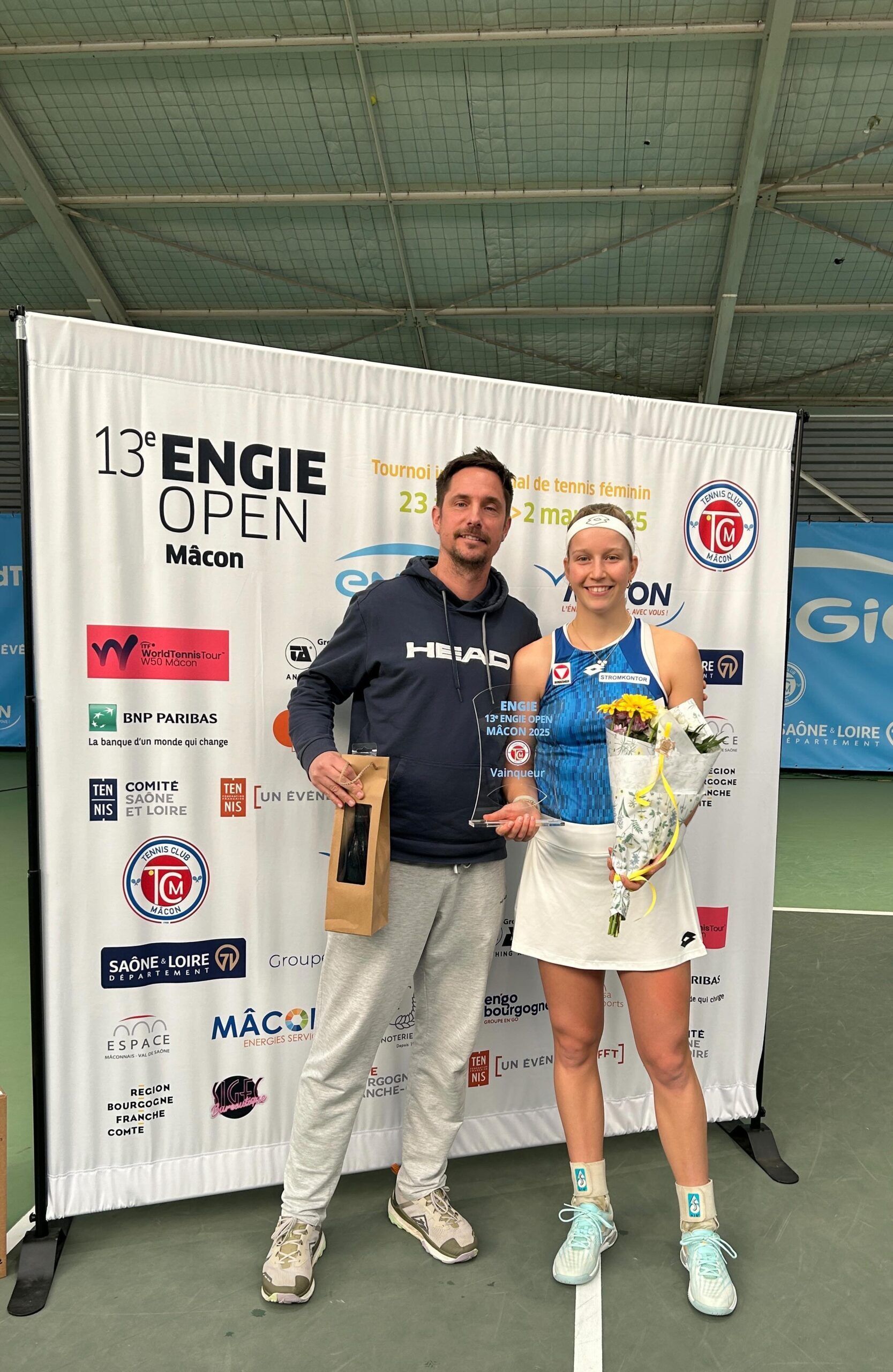 Tennisspielerin mit Trophäe beim ENGIE Open Mâcon
