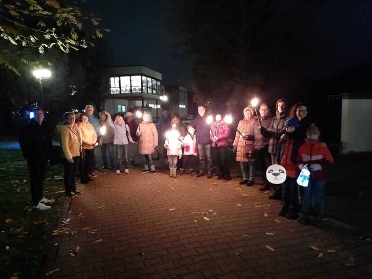 Menschen mit Laternen bei Nacht im Park